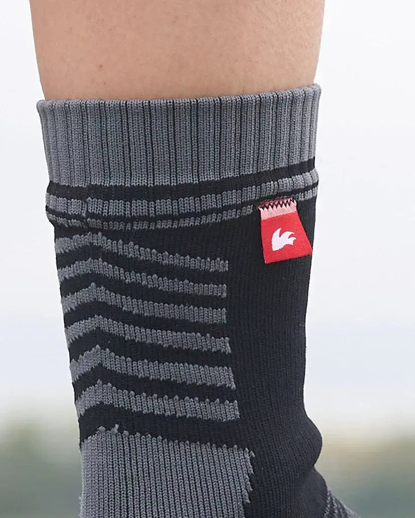 Chaussettes imperméables avec motif en rayures grises et noires, conçues pour la protection contre l'humidité.