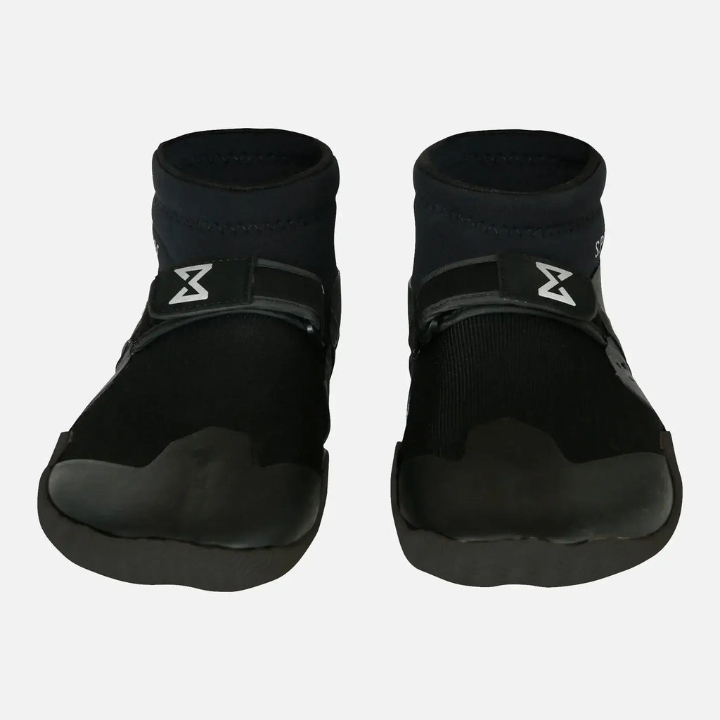 Chaussons orteil séparé pour bateau, légers et performants, offrant stabilité et précision.