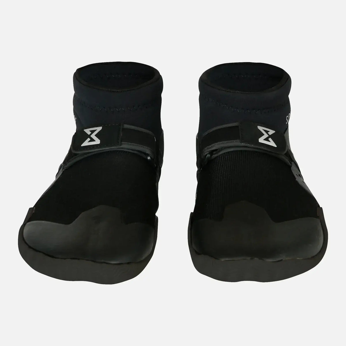 Chaussons orteil séparé pour bateau, légers et performants, offrant stabilité et précision.