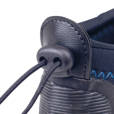 Détail des chaussons néoprène 3mm Windesign montrant le système de laçage et le matériau résistant.