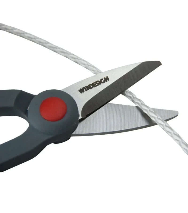 Ciseaux spécial Dyneema coupant une corde, outil robuste pour matelotage et épissures.