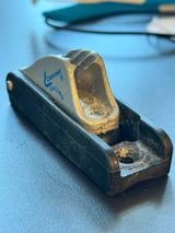 Clamcleat de sécurité - occasion, utilisé pour le bout de relevage de safran, bon état, entraxe de 3,5CM.