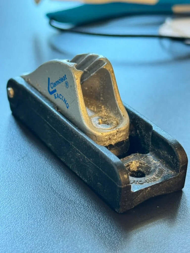 Clamcleat de sécurité - occasion, utilisé pour le bout de relevage de safran, bon état, entraxe de 3,5CM.