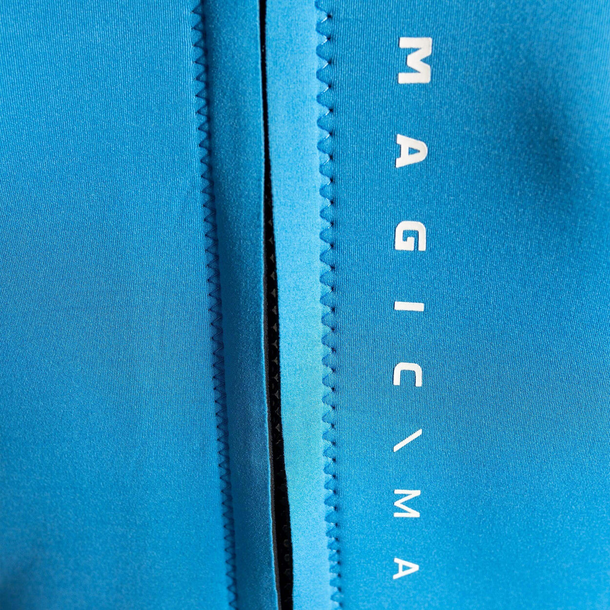 Détail de la combinaison shorty 3/2mm unisex Magic avec fermeture éclair et logo.