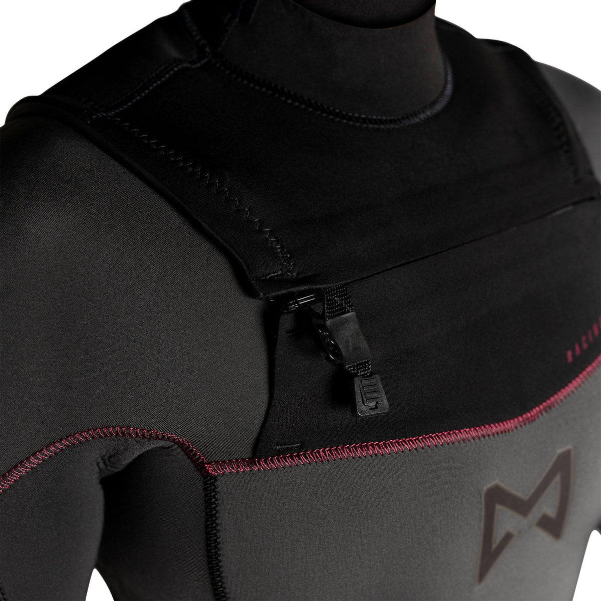 Combinaison Elite fullsuit 4/3 flatlock FZ Woman close-up of collar and magnetic closure details