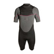 Combinaison shorty 3/2 flatlock pour sports nautiques, conçue pour confort et performance avec fermeture éclair.