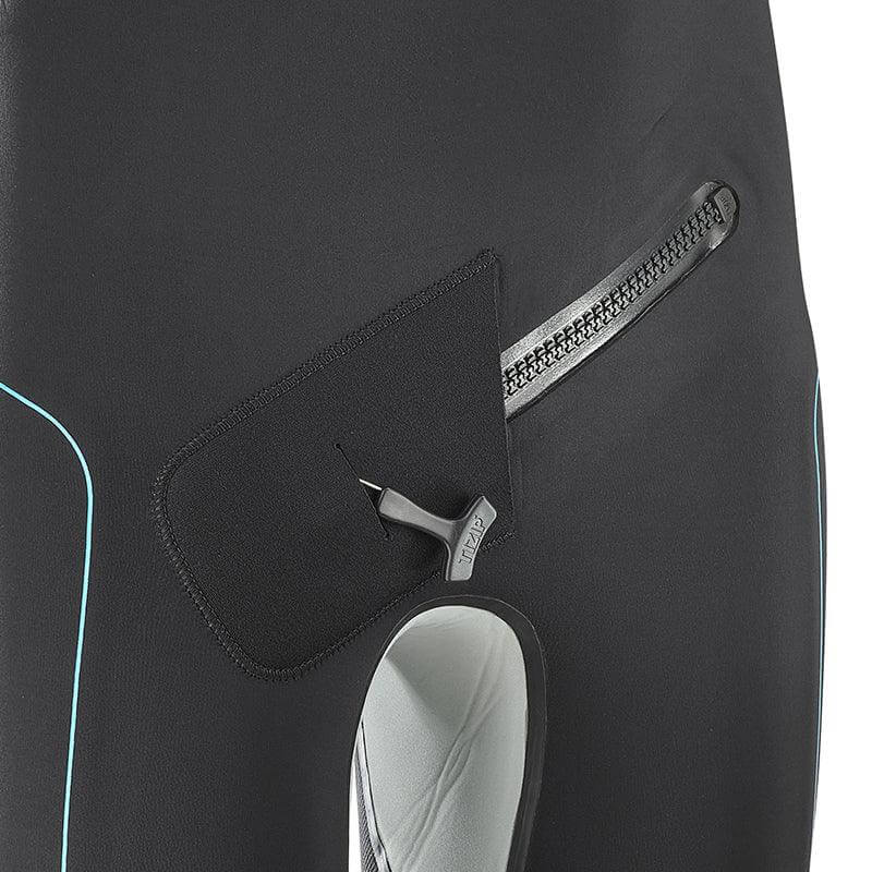 Détail de la fermeture éclair de la combinaison hydbride SEMI DRY, offrant une accessibilité et une fonctionnalité optimales.