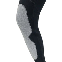 Détail de la combinaison hydbride SEMI DRY montrant une protection sur le genou pour le confort et la performance.