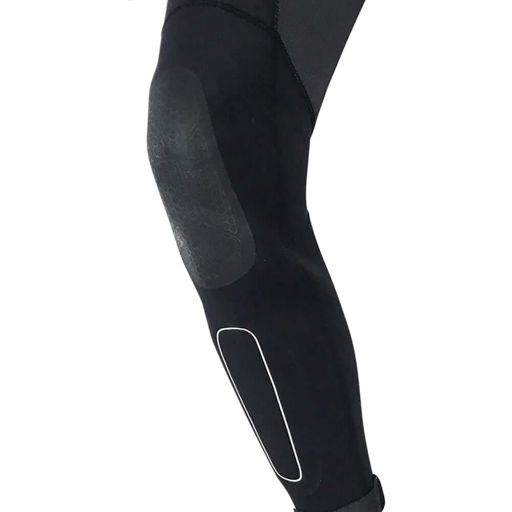 Détail de la combinaison hybride semi dry montrant la partie néoprène sur les jambes et la protection des zones critiques.