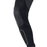 Détail de la combinaison hybride semi dry montrant la partie néoprène sur les jambes et la protection des zones critiques.