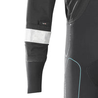 Détail de la combinaison hybride SEMI DRY montrant la manche avec un reflet et un ajustement confortable.