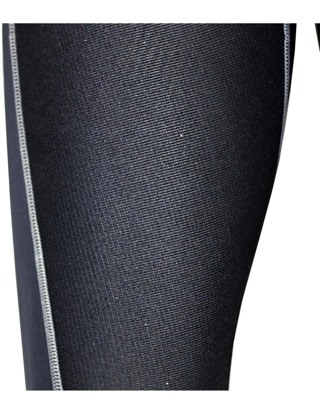 Détail de la combinaison long jane 3mm fille, tissu néoprène avec texture réfléchissante.