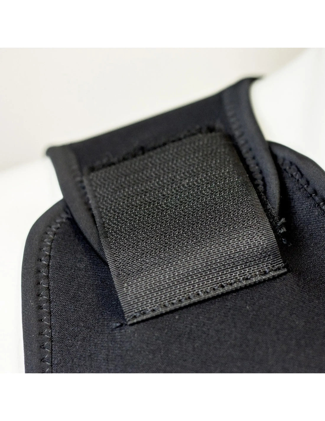 Combinaison Long Jane 3mm junior fille - patte d'ajustement auto-agrippante au niveau de l'épaule.