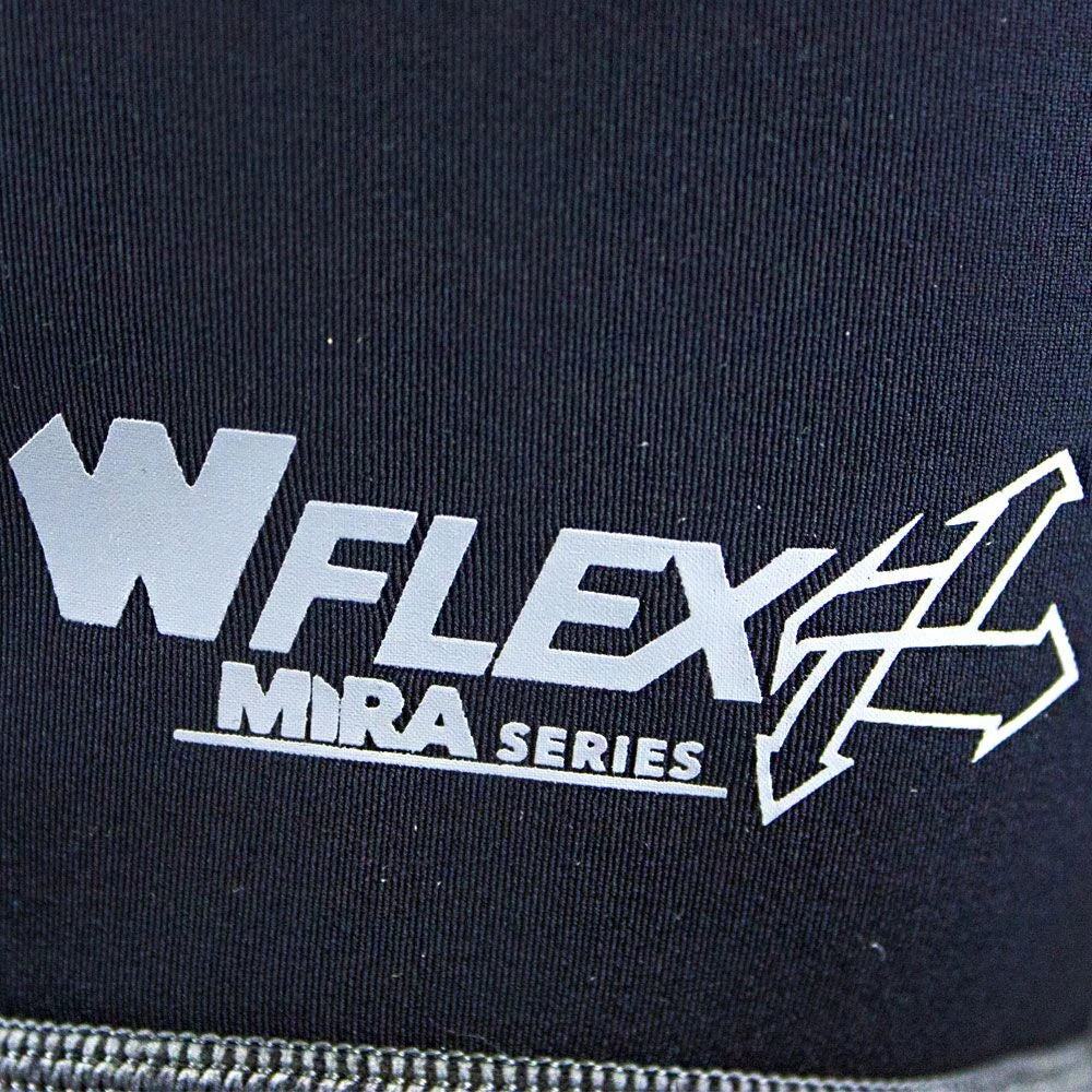 Logo W-Flex de la série Mira sur une combinaison néoprène garçon 3mm