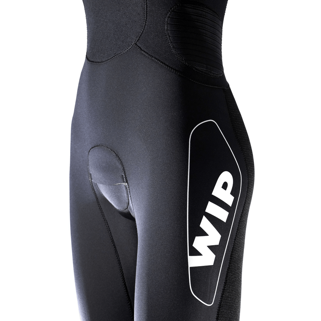 Combinaison nautique femme 3mm, néoprène noir, design ergonomique avec logo WIP.