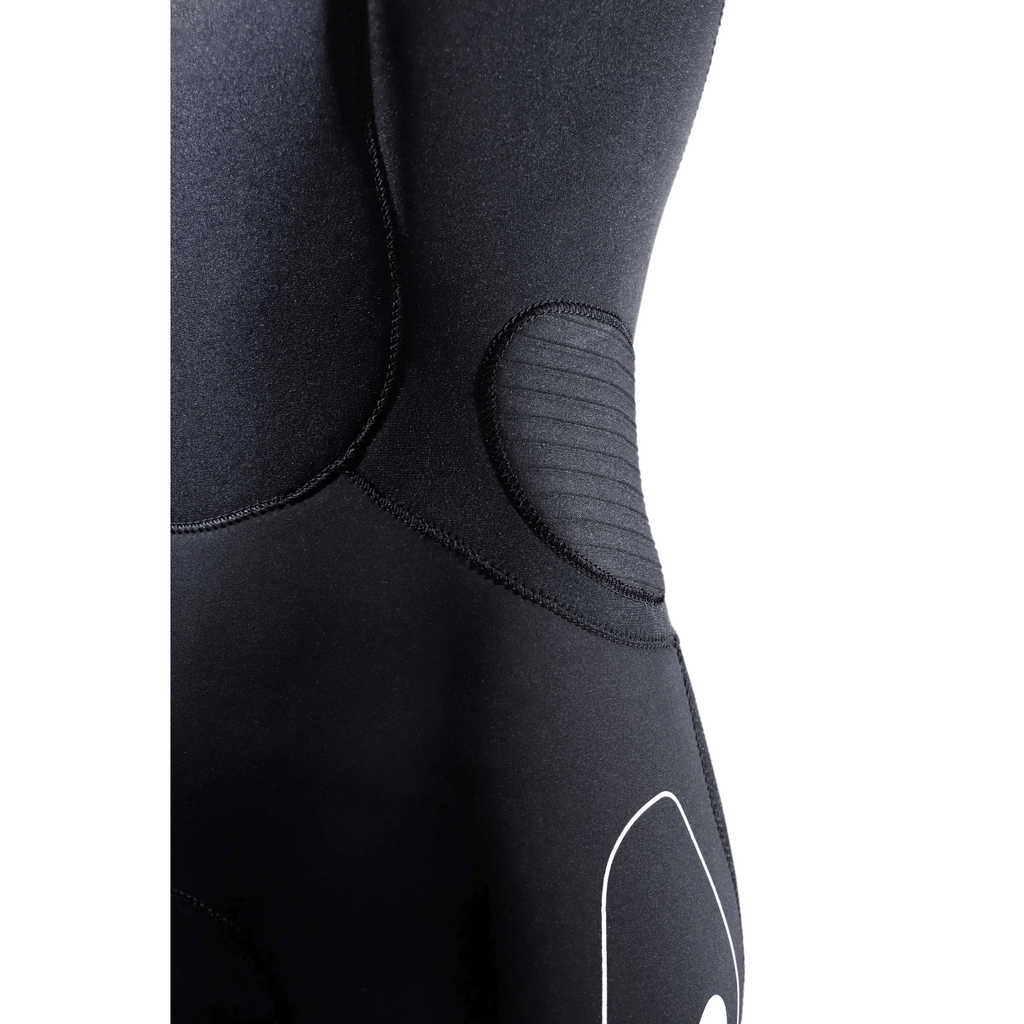 Détail de la combinaison nautique femme 3mm, mettant en avant la coupe et les finitions.