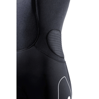 Détail de la combinaison nautique femme 3mm, mettant en avant la coupe et les finitions.