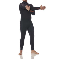 COMBINAISON NEOPRENE ESSENTIAL 3/2MM - HOMME portée par un modèle en train d'ajuster la manche.