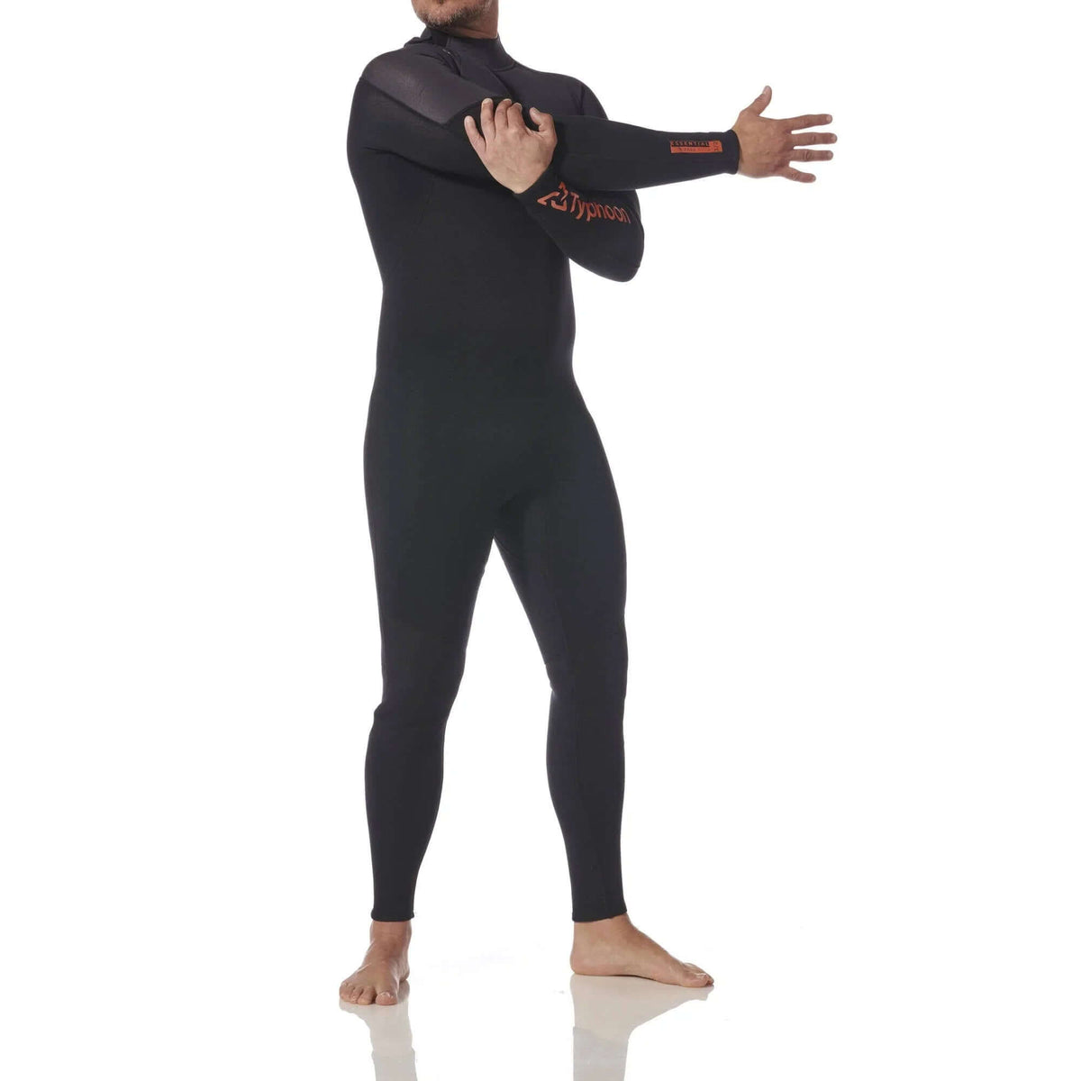 COMBINAISON NEOPRENE ESSENTIAL 3/2MM - HOMME portée par un modèle en train d'ajuster la manche.