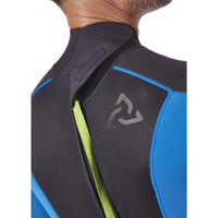 Détail de la COMBINAISON NEOPRENE ESSENTIAL 3/2MM - HOMME, montrant le col et la fermeture à glissière.