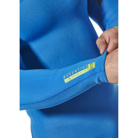COMBINAISON NEOPRENE ESSENTIAL 3/2MM - HOMME détail de la manche en néoprène ultrastretch bleu.