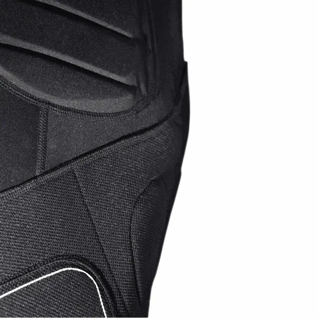 Détail de la combinaison PROTECT LONG JOHN MK2, montrant les renforts sous les genoux pour un confort à l'impact.