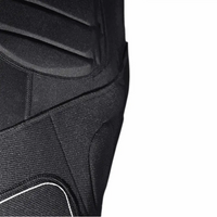 Détail de la combinaison PROTECT LONG JOHN MK2, montrant les renforts sous les genoux pour un confort à l'impact.
