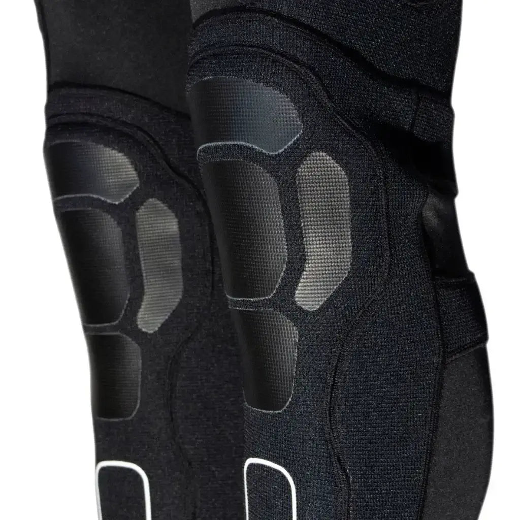 Détails de genouillère pour la Combinaison PROTECT LONG JOHN MK2, mettant en avant les protections et matériaux résistants.
