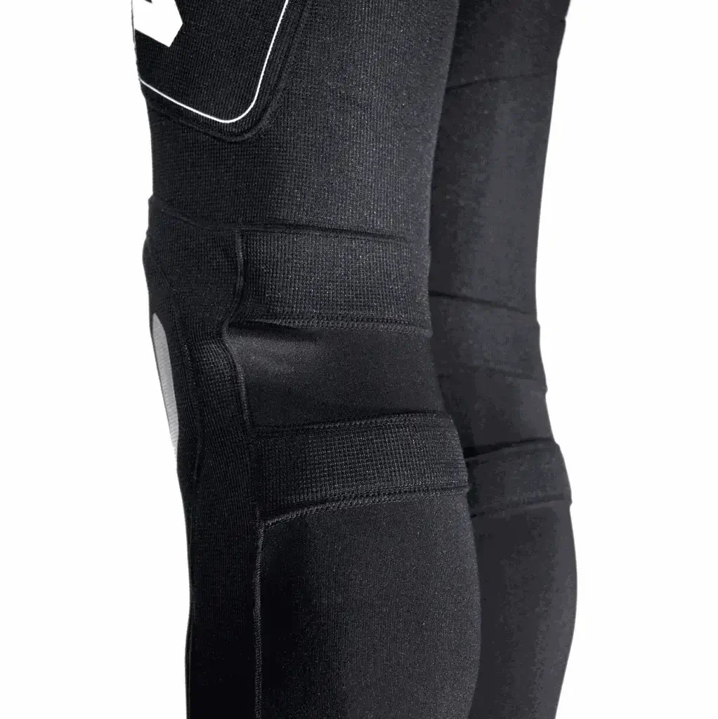 Combinaison PROTECT LONG JOHN MK2, zoom sur le tissu et renforts aux genoux pour un confort accru.