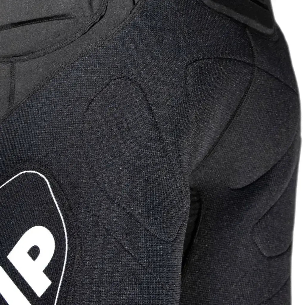 Détail de la Combinaison PROTECT LONG JOHN MK2 en néoprène noir, mettant en évidence les protections intégrées.