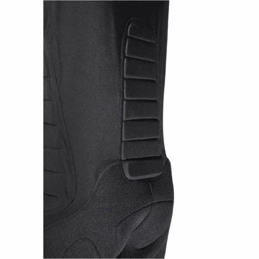 Détail de la Combinaison PROTECT LONG JOHN MK2, montrant le renfort sous le genou et la texture du néoprène résistant.