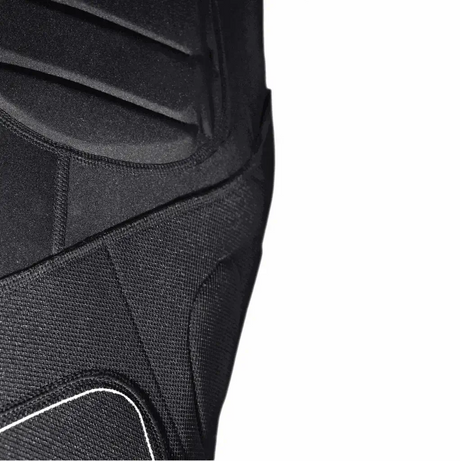 Détail de la combinaison PROTECT LONG JOHN MK2, montrant les renforts sous les genoux pour un confort à l'impact.