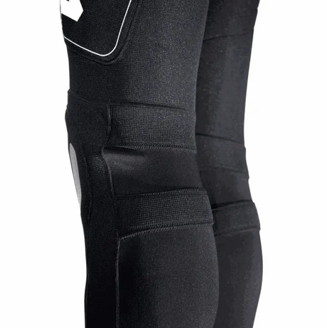 Combinaison PROTECT LONG JOHN MK2, zoom sur le tissu et renforts aux genoux pour un confort accru.