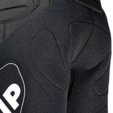 Détail de la Combinaison PROTECT LONG JOHN MK2 en néoprène noir, mettant en évidence les protections intégrées.