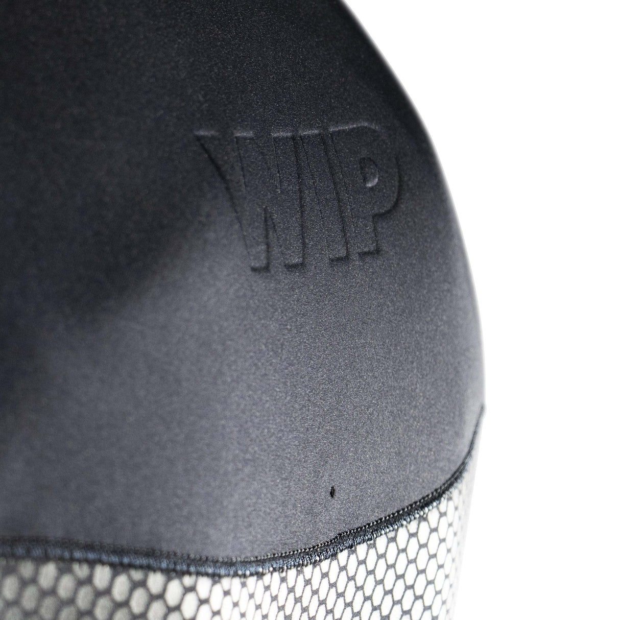 Détail de la combinaison STEAMER MK3 WIP, montrant le logo et la texture en néoprène.