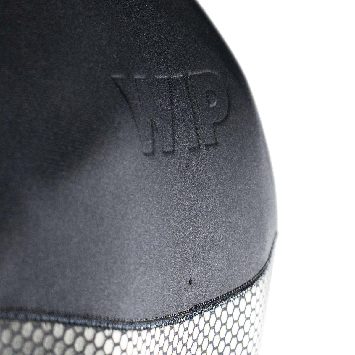 Détail de la combinaison STEAMER MK3 WIP, montrant le logo et la texture en néoprène.
