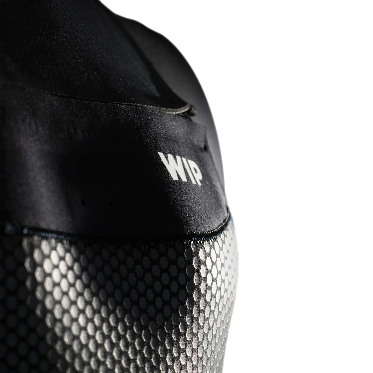 Détail de la combinaison STEAMER MK3 de WIP, mettant en avant le néoprène super stretch et design technique.