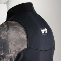 Combinaison Steamy WIP néoprène intégrale 3mm montrant le col avec le logo WIP, une conception étanche et technique.