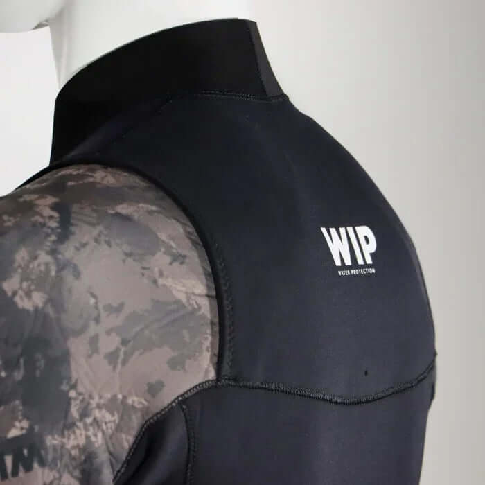 Combinaison Steamy WIP néoprène intégrale 3mm montrant le col avec le logo WIP, une conception étanche et technique.