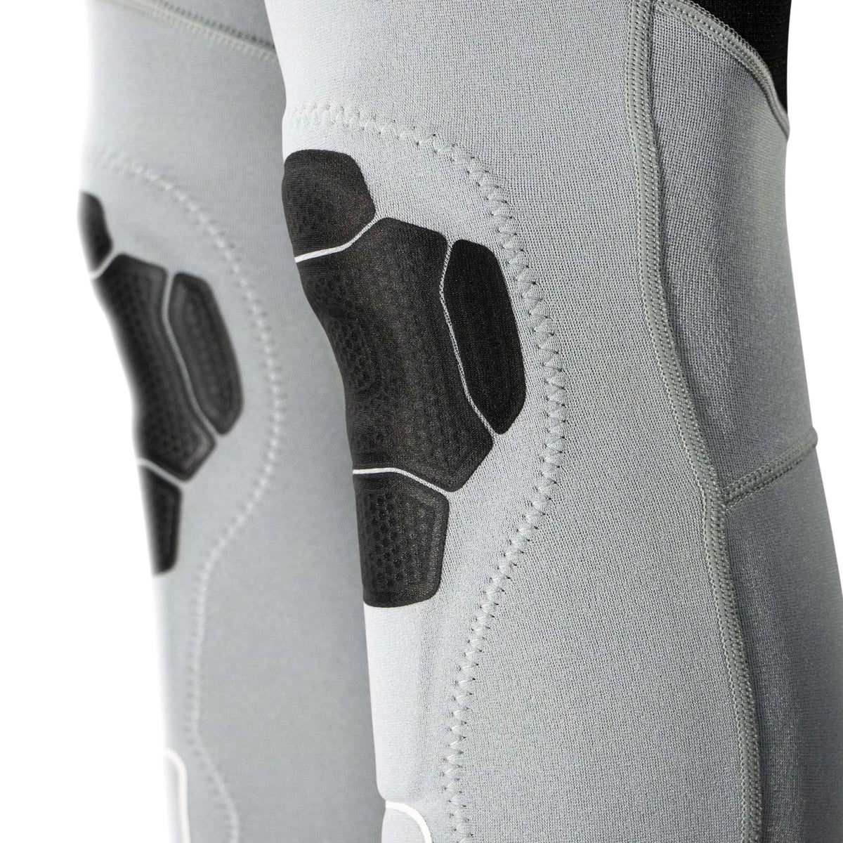 Détails de la combinaison néoprène longue été homme avec protections sur les genoux pour un meilleur confort.