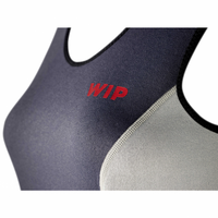Détail de la combinaison néoprène femme 1,5 mm avec logo WIP sur la poitrine.