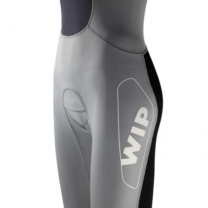 Combinaison néoprène femme 1,5 mm affichant une coupe ergonomique et un design moderne.
