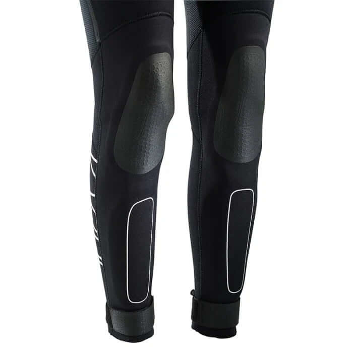 Détails de la combinaison néoprène femme été, axée sur flexibilité et protection avec panneaux anti-abrasion.