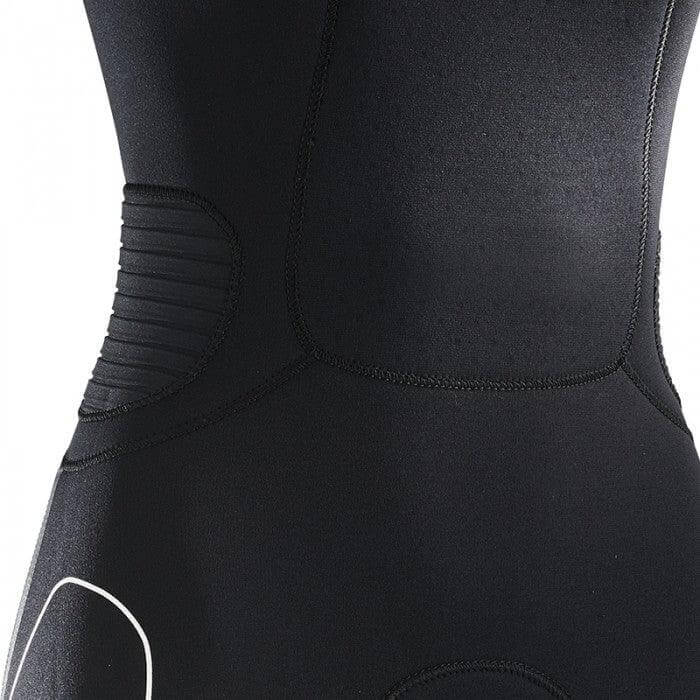 Détail de la combinaison néoprène femme été, mettant en avant la flexibilité et la respirabilité du néoprène.
