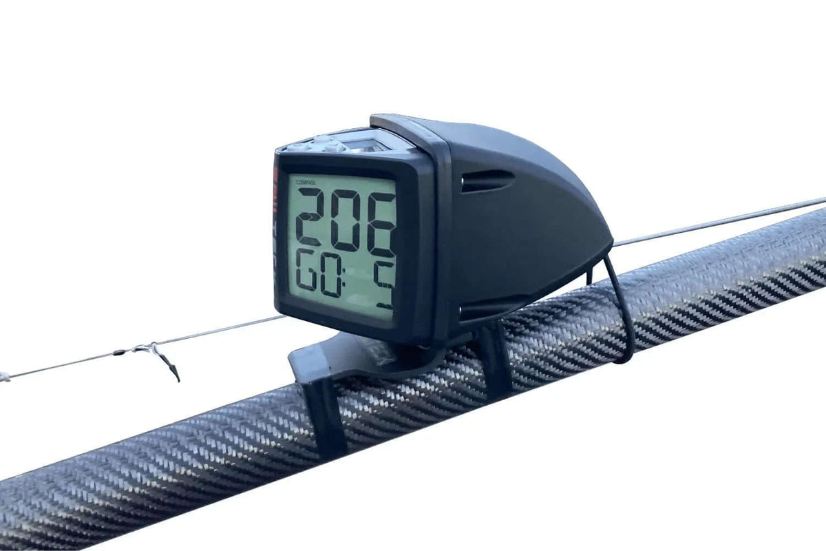 Compas Speedo SK02 GPS affichant des données de navigation sur une barre en carbone.