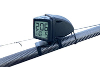 Compas Speedo SK02 GPS affichant des données de navigation sur une barre en carbone.