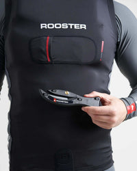 Couteau de sécurité Rooster en main, avec corps en nylon renforcé et lame remplaçable en acier inoxydable.