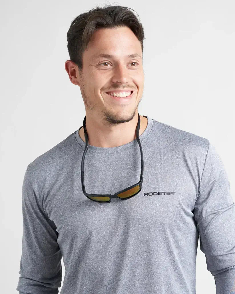 Homme portant des lunettes avec une dragonne pour lunettes Rooster, démontrant un ajustement confortable.