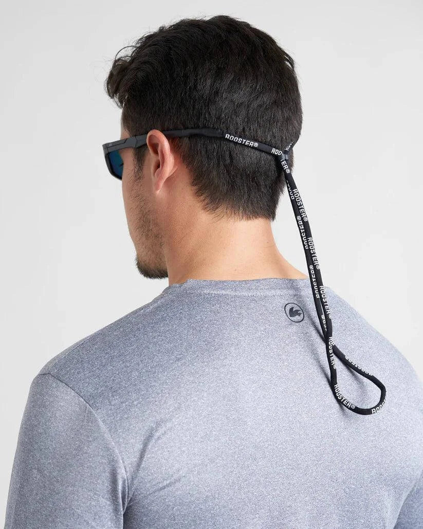Homme portant une Dragonne pour lunettes Rooster, illustrant le système de maintien arrière sur des lunettes de soleil.