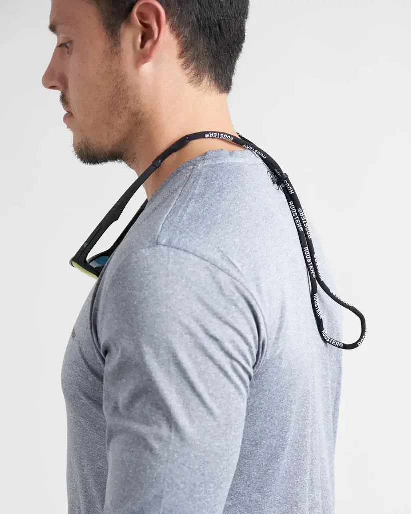 Dragonne pour lunettes attachée à un homme, offrant un maintien sécurisé et confortable des lunettes.